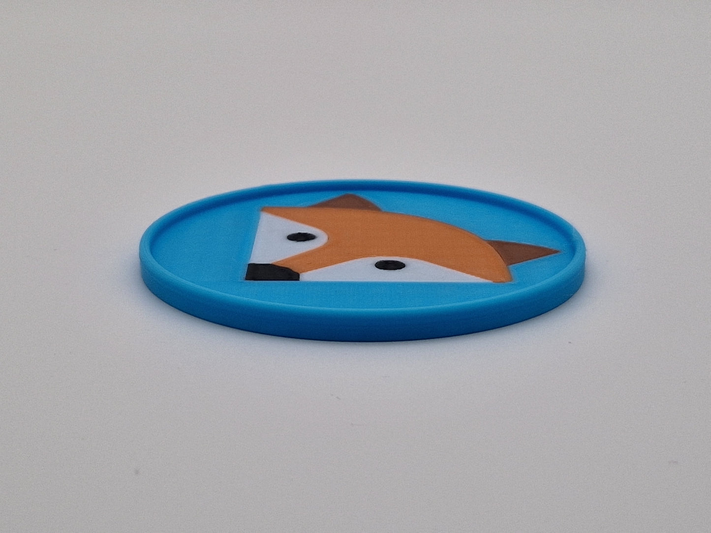 Seitliche Aufnahme eines Untersetzers im Fuchs-Design.